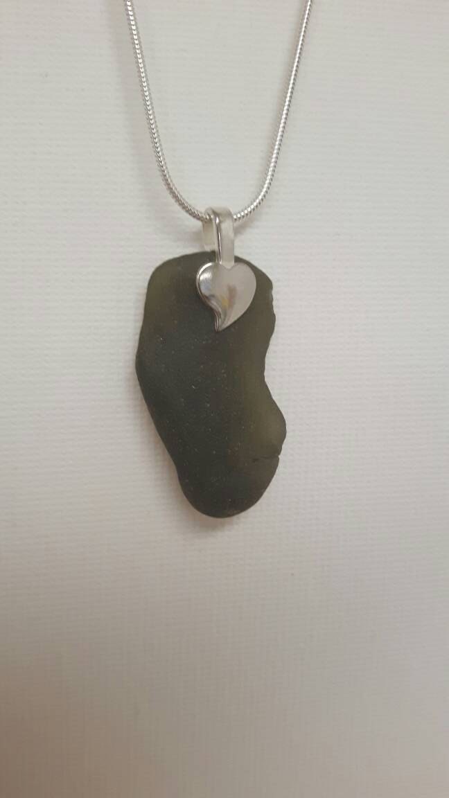 Dunkelgrüner Seeglas-Anhänger Aus Dem 19 Dunkelgrüner Seeglas-Anhänger Aus Dem 19 von SwanageSeaTreasures