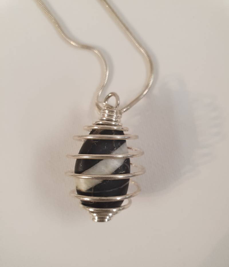 Schwarz Und Weiß Gestreiften Stein Käfig Anhänger Schwarz Und Weiß Gestreiften Stein Käfig Anhänger von SwanageSeaTreasures