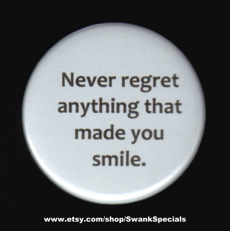 Bereue Nie Etwas, Was Dich Zum Lächeln Gebracht Hat. Button Oder Magnet von SwankSpecials