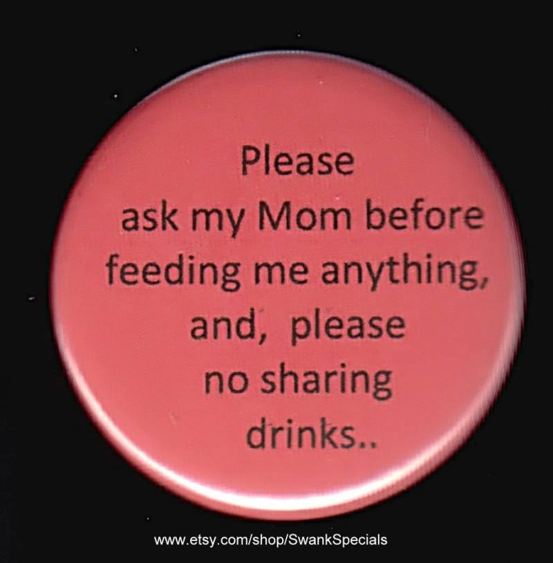 Bitte Fragen Sie Meine Mutter, Bevor Mir Etwas Füttern, Und Bitte Keine Getränke Teilen.. . Button Oder Magnet von SwankSpecials