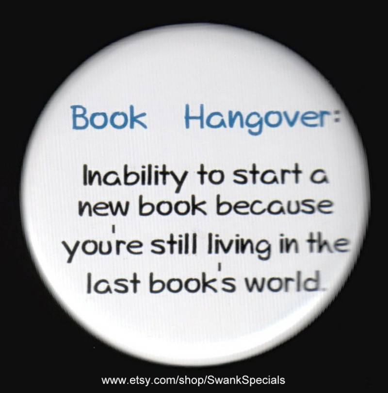 Book Hangover - Unfähigkeit Ein Neues Buch Anzufangen, Weil Man Immer Noch in Der Welt Des Letzten Buches Lebt Button Oder Magnet von SwankSpecials