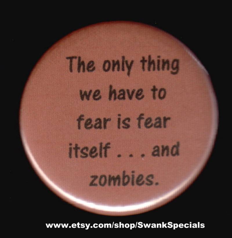 Das Einzige, Was Wir Zu Fürchten Haben, Ist Die Angst Selbst - Und Zombies. Button Oder Magnet von SwankSpecials