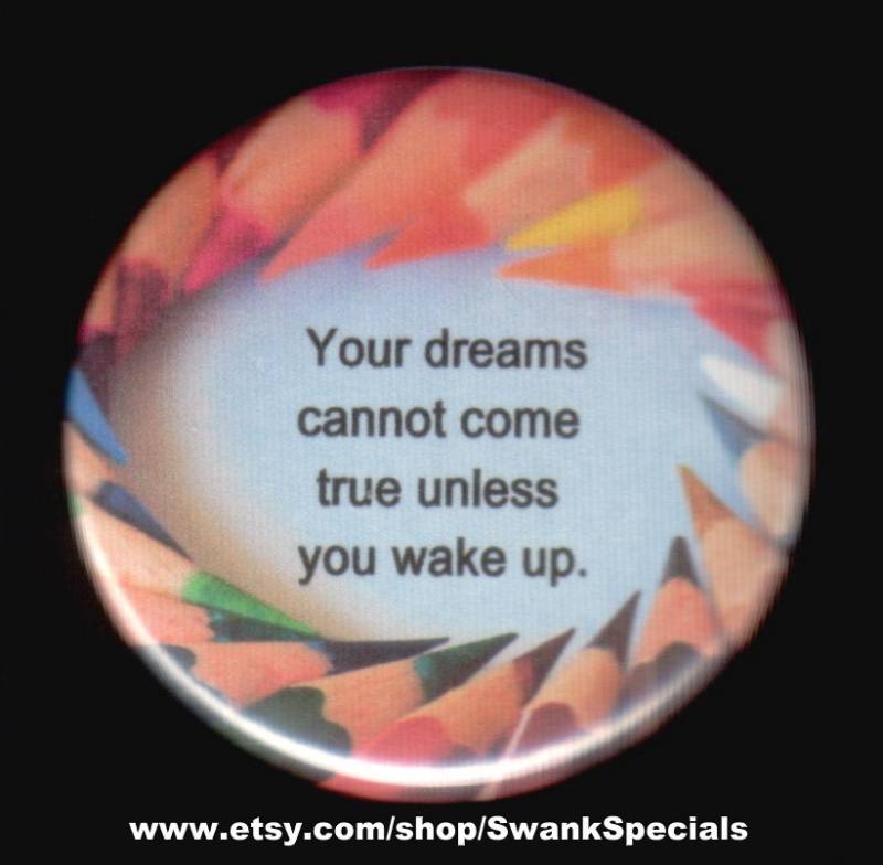 Deine Träume Können Nur Wahr Werden Wenn Du Aufwachst. - Pinback-Button Oder Magnet von SwankSpecials