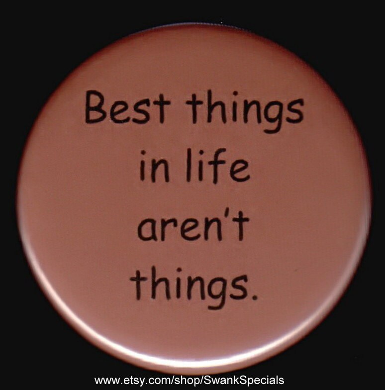 Die Besten Dinge Im Leben Sind Keine Dinge. Button Oder Magnet von SwankSpecials