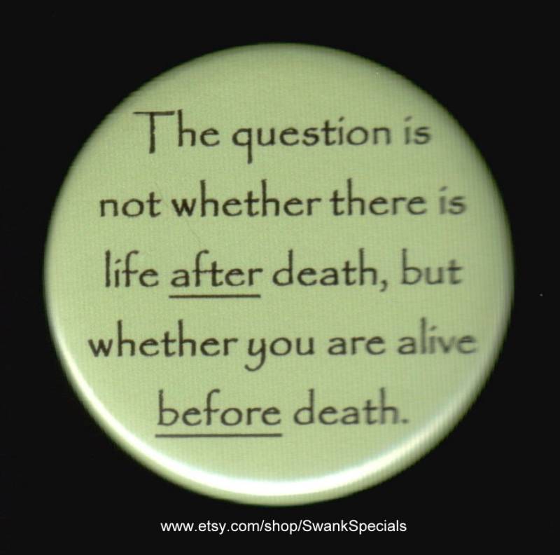 Die Frage Ist Nicht, Ob Es Ein Leben Nach Dem Tod Gibt, Sondern Du Vor Lebendig Bist. Button Oder Magnet von SwankSpecials
