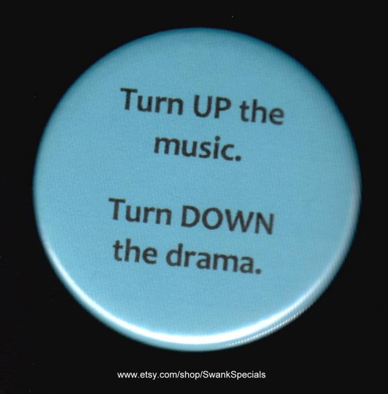 Dreh Die Musik Auf. Dramatik Runter. Pin Zurück Button Oder Magnet von SwankSpecials