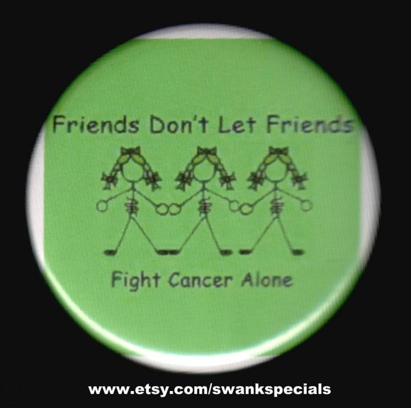Drei Freundinnen - Freunde Lassen Den Krebs Nicht Alleine Kämpfen Anstecker Oder Magnet von SwankSpecials