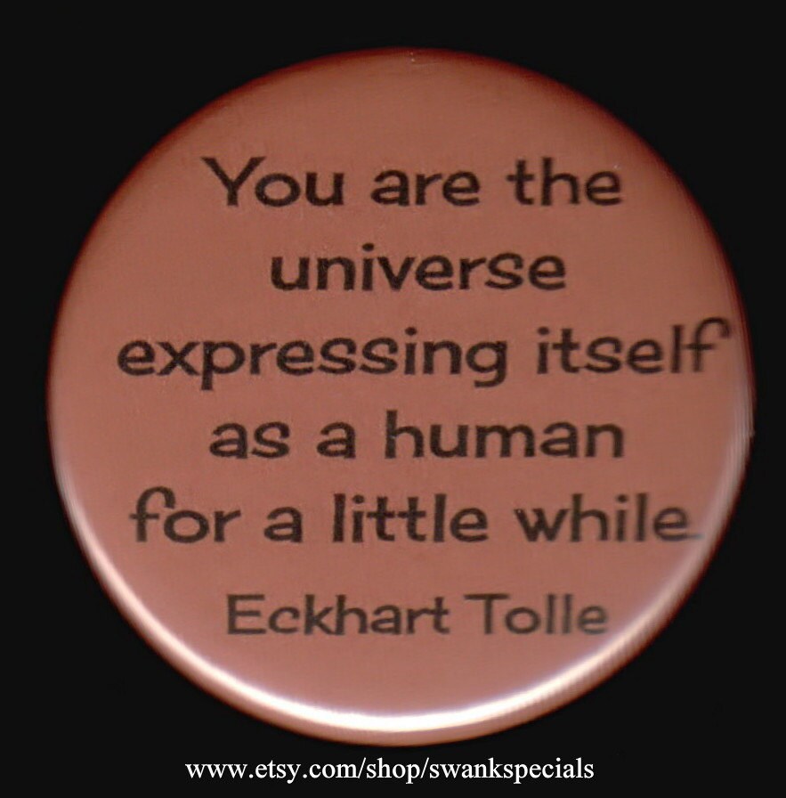 Du Bist Das Universum, Sich Als Mensch Für Eine Kleine Weile Ausdrückt. Eckhart Tolle - Ansteckbutton Oder Magnet von SwankSpecials