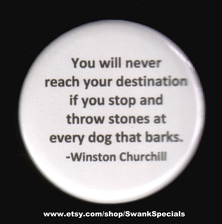 Du Wirst Dein Ziel Nie Erreichen, Wenn Du Anhältst Und Jeden Hund Mit Steinen Bewirfst, Der Bellt. - Winston Churchill Anstecknadel Oder Magnet Du Wirst Dein Ziel Nie Erreichen, Wenn Du Anhältst Und Jeden Hund Mit Steinen Bewirfst, Der Bellt. - Winston Churchill Anstecknadel Oder Magnet von SwankSpecials
