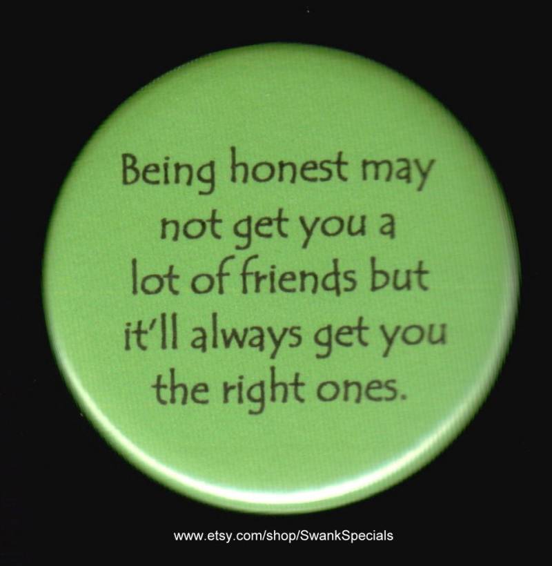 Ehrlich Zu Sein Bringt Dir Vielleicht Nicht Viele Freunde, Aber Dafür Immer Die Richtigen. Button Oder Magnet von SwankSpecials