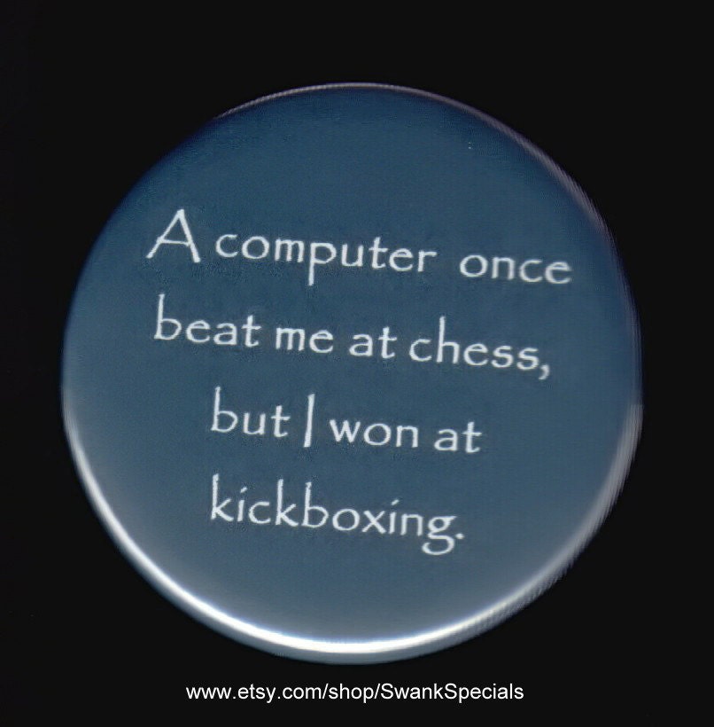 Ein Computer Hat Mich Mal Beim Schach Geschlagen, Aber Ich Habe Kickboxen Gewonnen. Button Oder Magnet von SwankSpecials