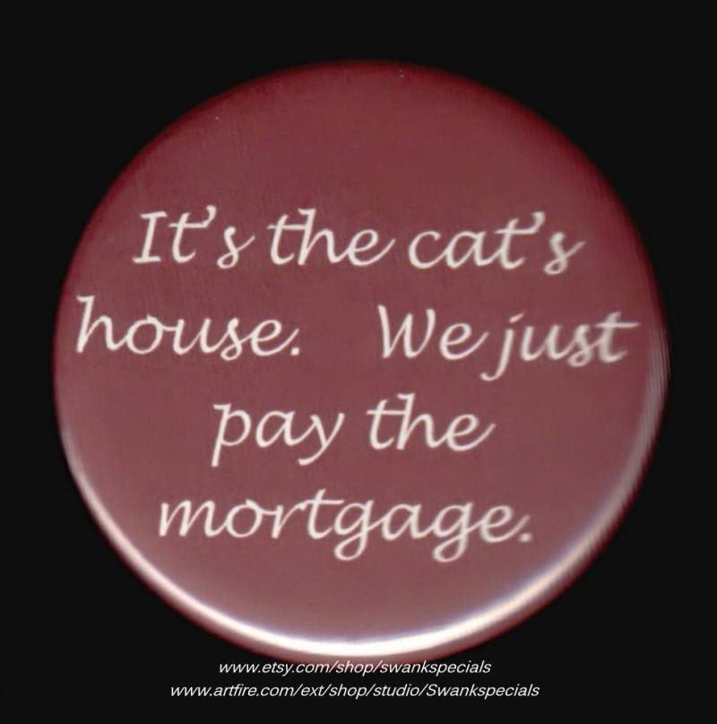 Es Ist Das Haus Der Katze. Wir Zahlen Nur Die Hypothekare Wohnung Ab. Button Oder Magnet von SwankSpecials