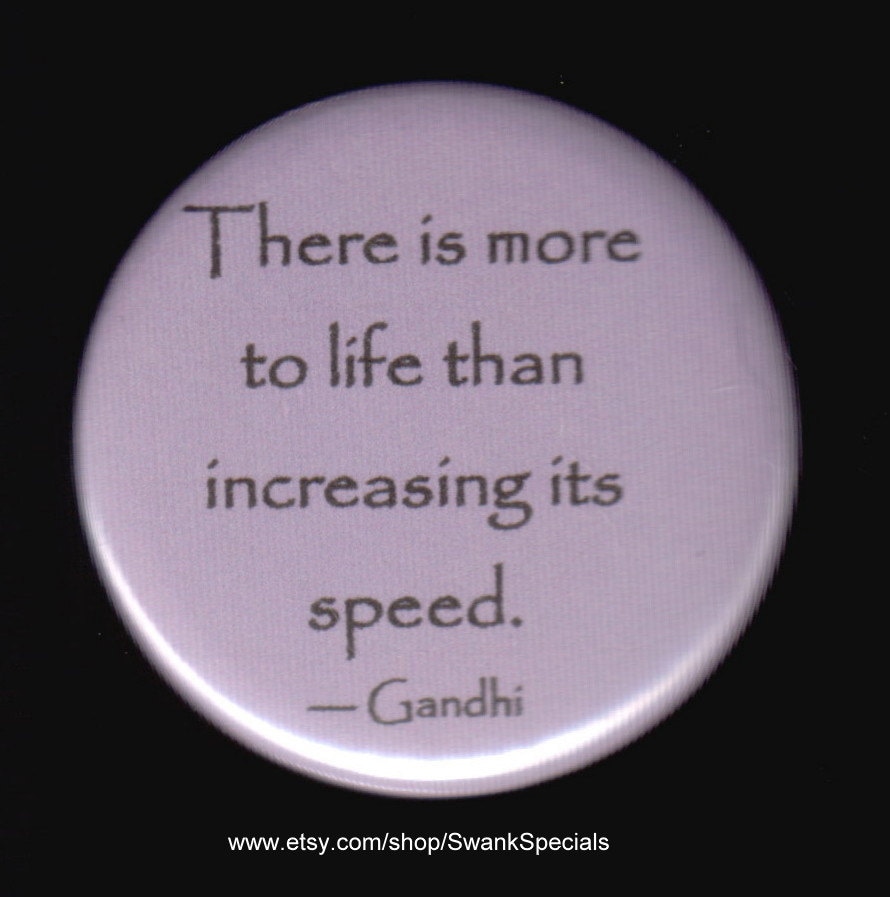 Gandhi - Das Leben Besteht Aus Mehr, Als Nur Die Geschwindigkeit Zu Erhöhen. Pin Zurück Button Oder Magnet von SwankSpecials