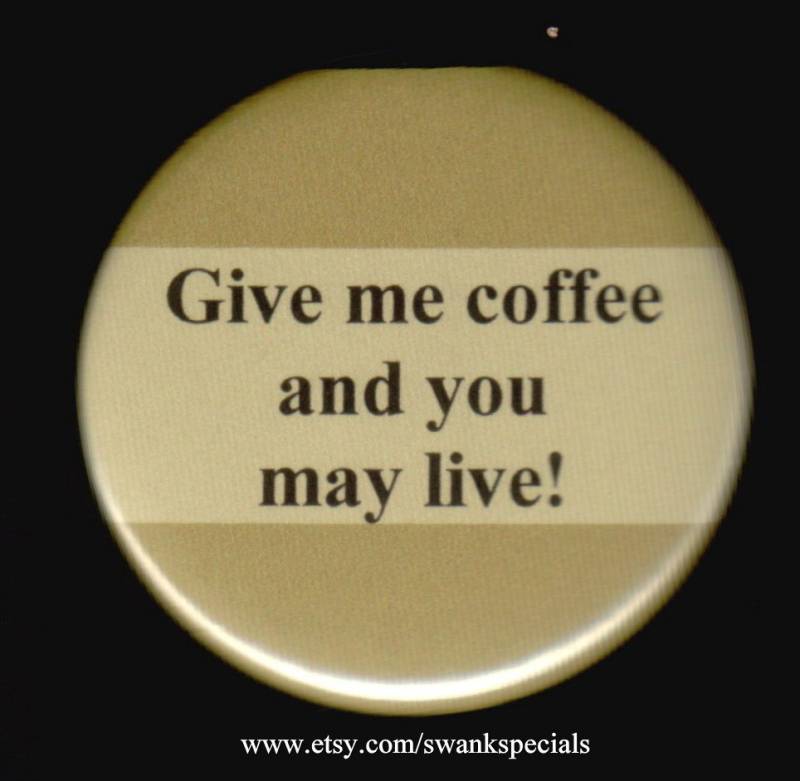 Gib Mir Kaffee Und Du Darfst Leben - Anstecker Oder Magnet von SwankSpecials