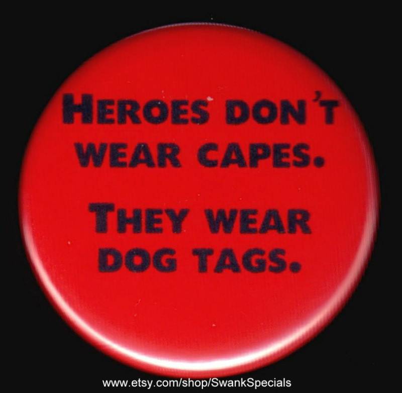 Helden Tragen Keine Umhänge. Sie Dog-Tags. Button Oder Magnet von SwankSpecials