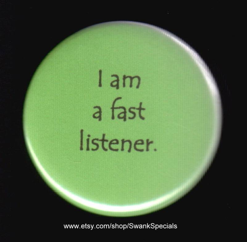 Ich Bin Eine Schnelle Zuhörerin. Button Oder Magnet von SwankSpecials