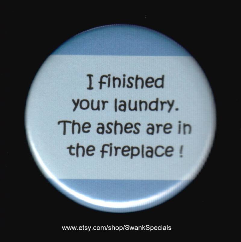 Ich Fertige Ihre Wäsche. Die Asche Liegt Im Kamin. Button Oder Magnet Ich Fertige Ihre Wäsche. Die Asche Liegt Im Kamin. Button Oder Magnet von SwankSpecials