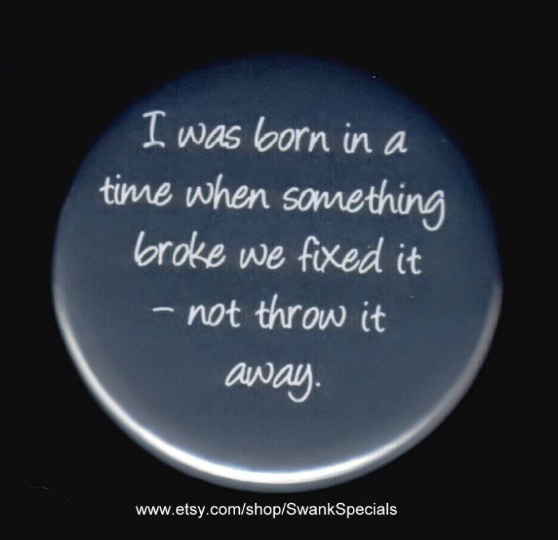 Ich Wurde in Einer Zeit Geboren, Der Etwas Kaputt Ging, Wir Haben Es Repariert Und Nicht Weggeworfen. Button Oder Magnet von SwankSpecials