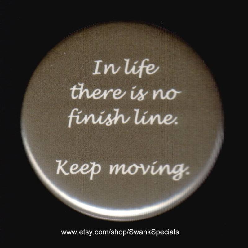Im Leben Gibt Es Keine Ziellinie. Bleib in Bewegung. Button Oder Magnet von SwankSpecials