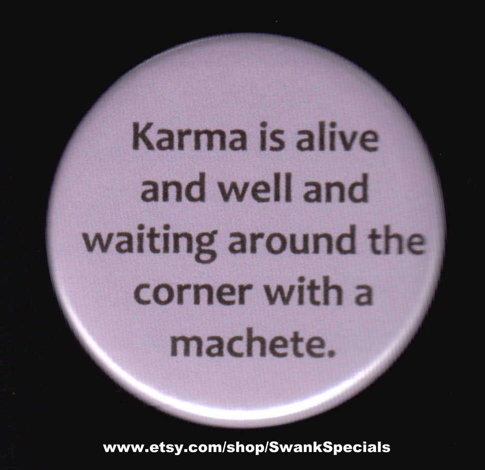 Karma Ist Gesund Und Munter Wartet Mit Einer Machete Um Die Ecke. Button Oder Magnet von SwankSpecials