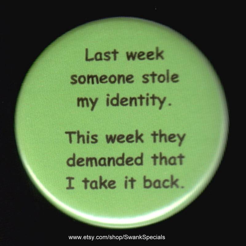 Letzte Woche Hat Jemand Meine Identität Gestohlen. Diese Haben Sie Von Mir Verlangt, Dass Ich Ihn Zurücknehme. Button Oder Magnet von SwankSpecials