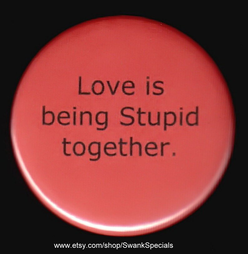 Liebe Ist Blöd Zusammen Sein. Button Oder Magnet von SwankSpecials