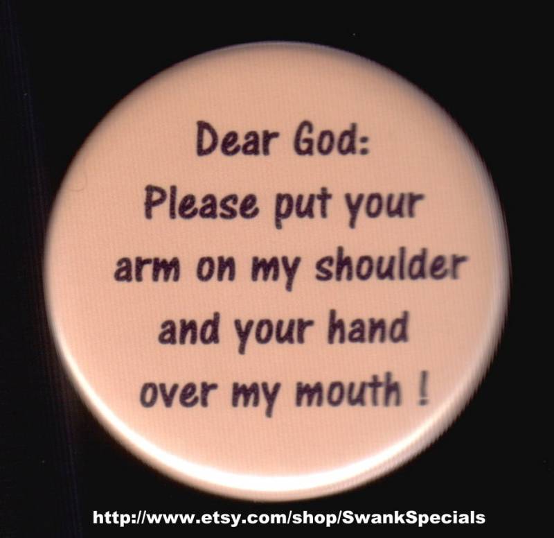 Lieber Gott Leg Bitte Deinen Arm Um Meine Schulter Und Deine Hand Über Meinen Mund. Button Oder Magnet von SwankSpecials