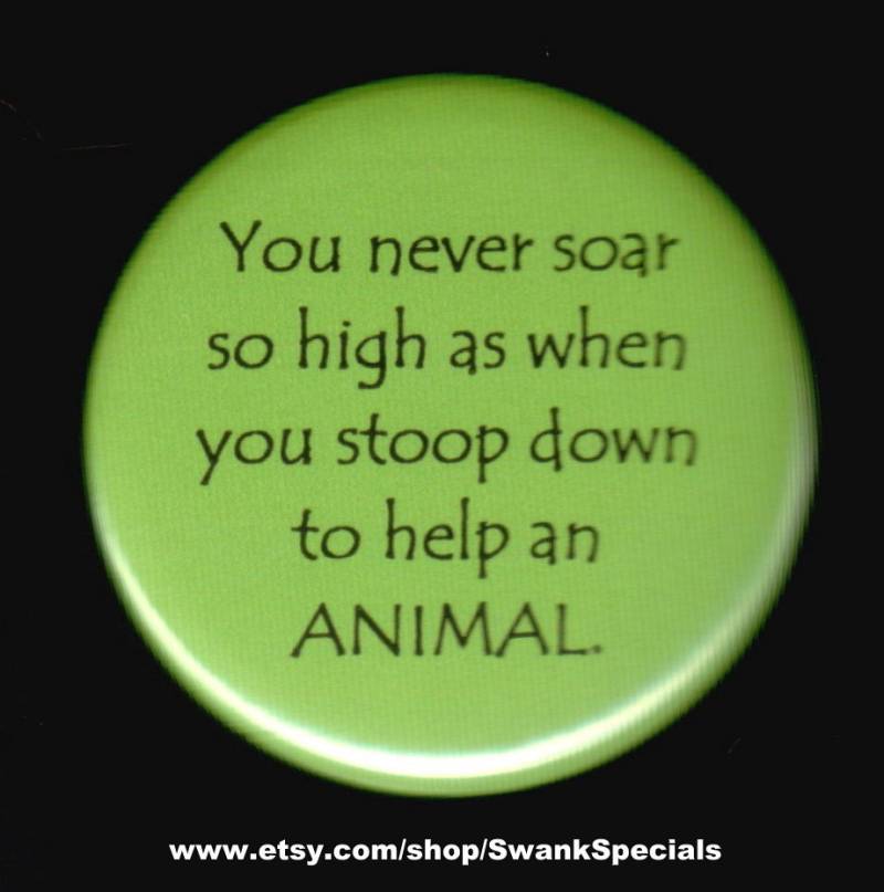 Man Schwebt Nie So Hoch, Als Wenn Man Sich Bückt, Um Einem Tier Zu Helfen. Button Oder Magnet von SwankSpecials