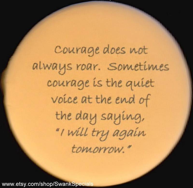 Mut Brüllt Nicht Immer Durch. Manchmal Ist Die Leise Stimme Am Ende Des Tages, Sagt, Ich Versuche Es Morgen Wieder. Knopf von SwankSpecials