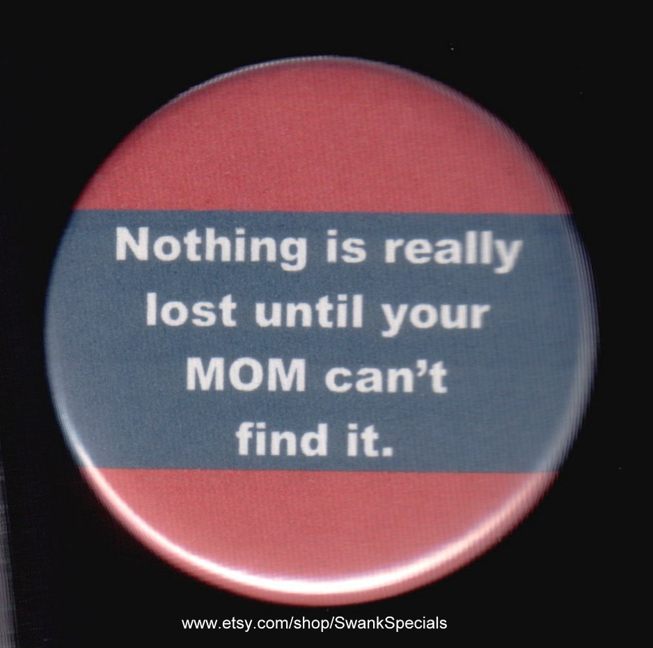Nichts Ist Wirklich Verloren, Bis Nicht Deine Mutter Es Finden Kann. Button Oder Magnet von SwankSpecials
