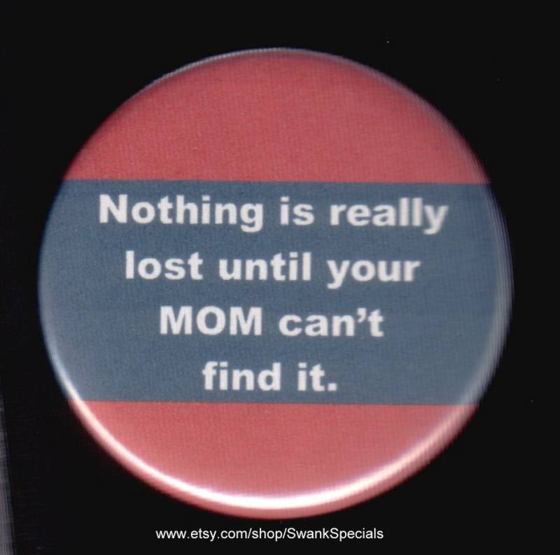 Nichts Ist Wirklich Verloren, Bis Nicht Deine Mutter Es Finden Kann. Button Oder Magnet von SwankSpecials