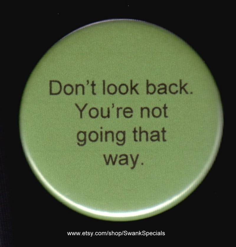 Schau Nicht Zurück. Diesen Weg Gehst Du Nicht. Button Oder Magnet von SwankSpecials
