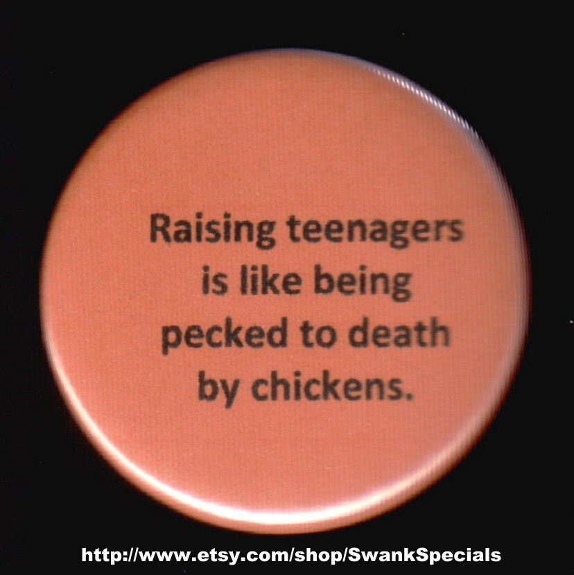 Teenager Aufzuziehen Ist Wie Von Hühnern Tot Gepickt Zu Werden. Button Oder Magnet von SwankSpecials
