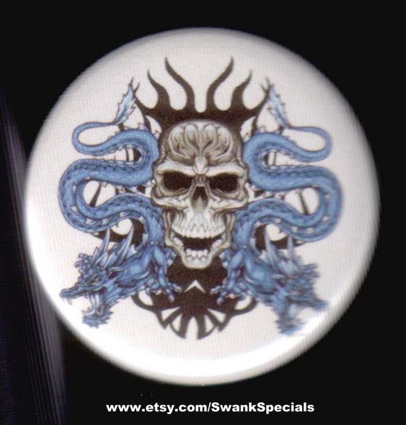 Totenkopf Mit Blauen Drachen - Als Magnet Oder Button von SwankSpecials