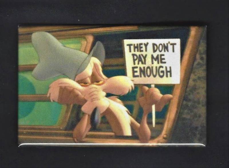 Wile E. Coyote Hält Ein Schild Mit Der Aufschrift "They Don't Pay Me Enough'. Button Oder Magnet von SwankSpecials