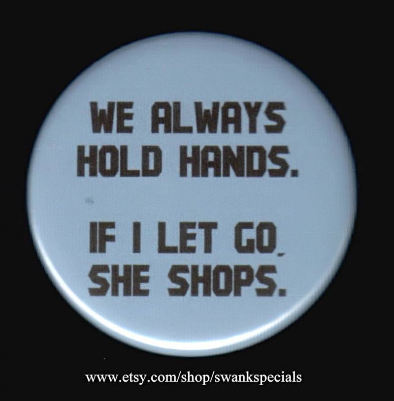 Wir Halten Immer Händchen. Wenn Ich Sie Loslasse, Kauft Ein. Button Oder Magnet von SwankSpecials