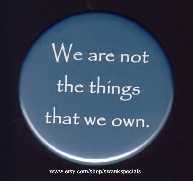 Wir Sind Nicht Die Dinge, Wir Besitzen. Button Oder Magnet von SwankSpecials