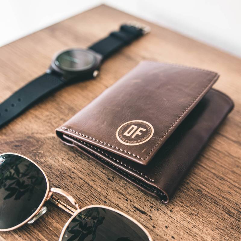 Benutzerdefinierte Dreifache Brieftasche - Aus Leder Für Herren, Personalisiertes Geschenk Ihn, Mit Gravur, Tolle Geschenkidee Jungs von SwankyBadger