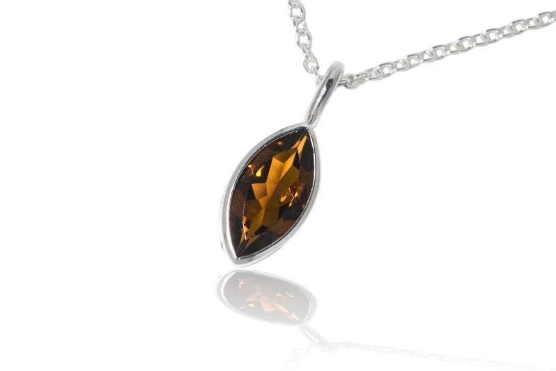 Brauner Turmalin Silber Anhänger in Käfigfassung von SwankyElements