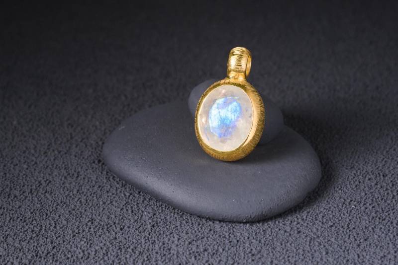 Facettierter Mondstein 18K Gold/Silber Anhänger. Regenbogenmondstein von SwankyElements