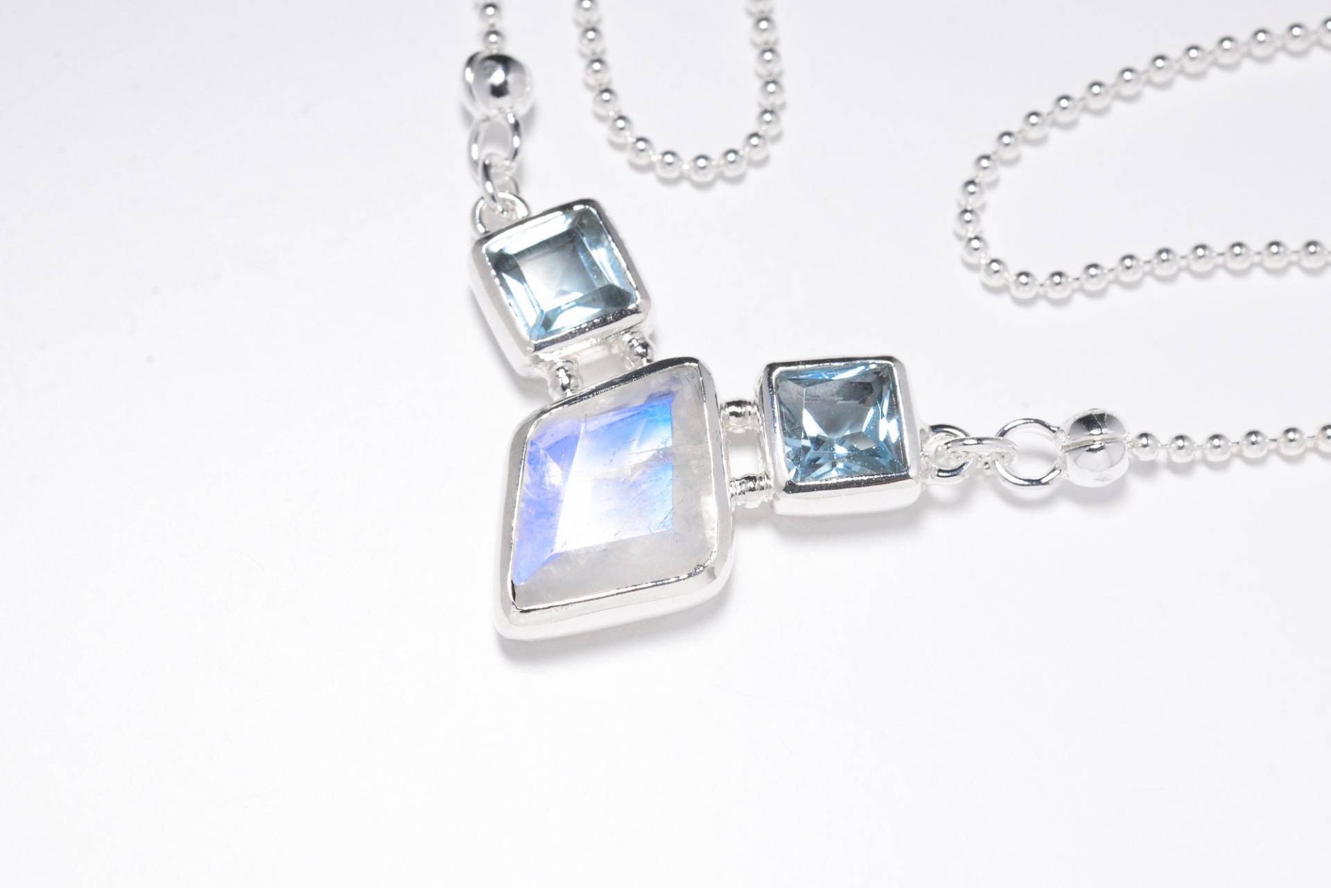Facettierter Mondstein Mit Blautopas Design Silber Anhänger An Silberkette Facettierter Mondstein Mit Blautopas Design Silber Anhänger An Silberkette von SwankyElements