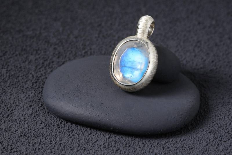 Facettierter Mondstein Silber Anhänger von SwankyElements