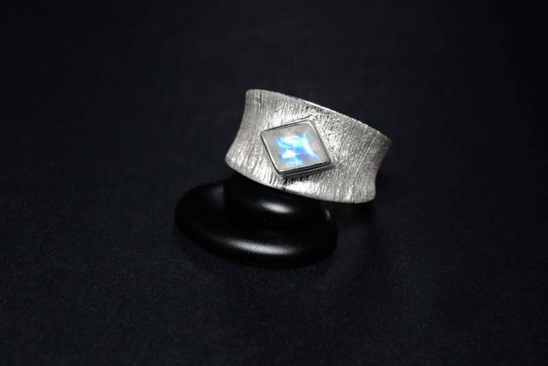 Facettierter Mondstein Silber Ring Gr. 54 von SwankyElements