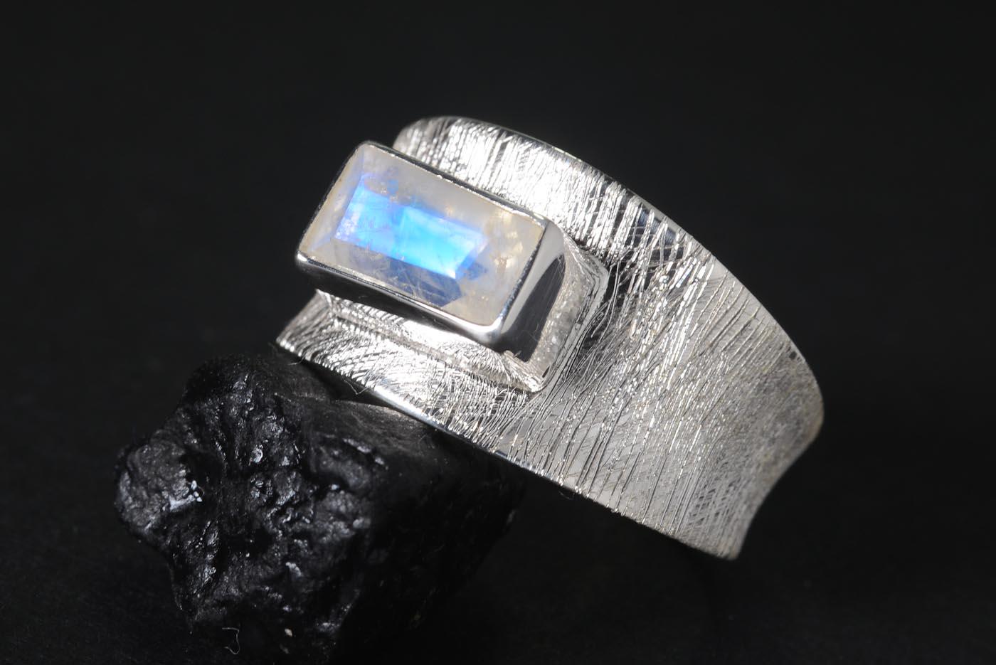Facettierter Mondstein Silber Ring Gr. 56 von SwankyElements