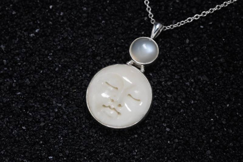 Gesicht/Maske Mit Mondstein Silber Anhänger. 43mm von SwankyElements