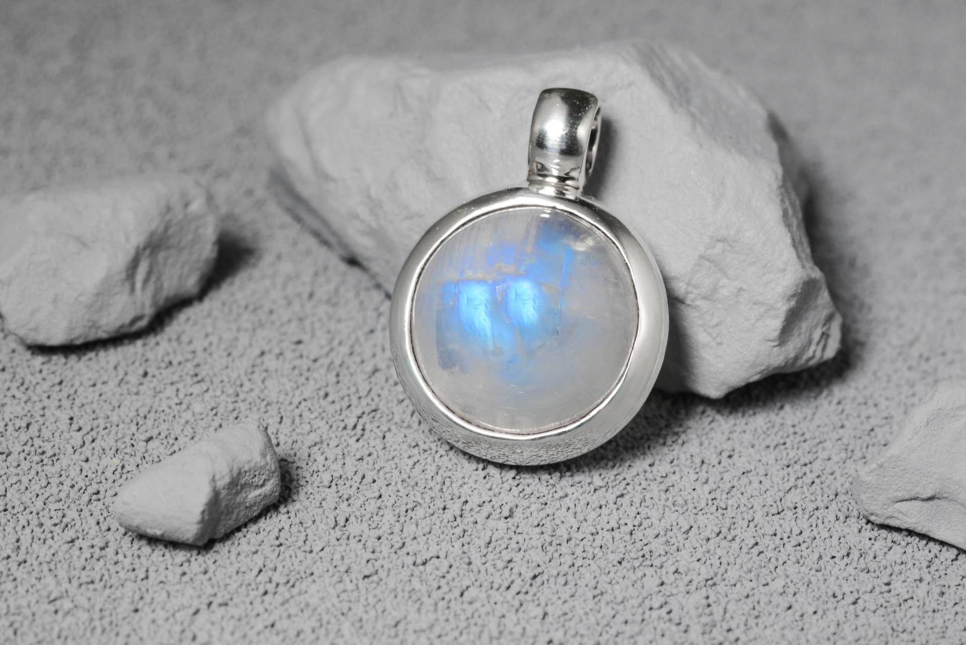 Mondstein Silber Anhänger. Länge 18mm von SwankyElements