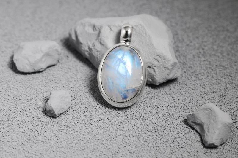 Mondstein Silber Anhänger. Regenbogenmondstein, Länge 21mm von SwankyElements