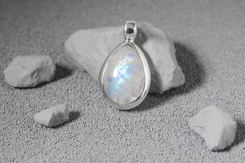 Mondstein Silber Anhänger. Regenbogenmondstein, Länge 22mm Mondstein Silber Anhänger. Regenbogenmondstein, Länge 22mm von SwankyElements