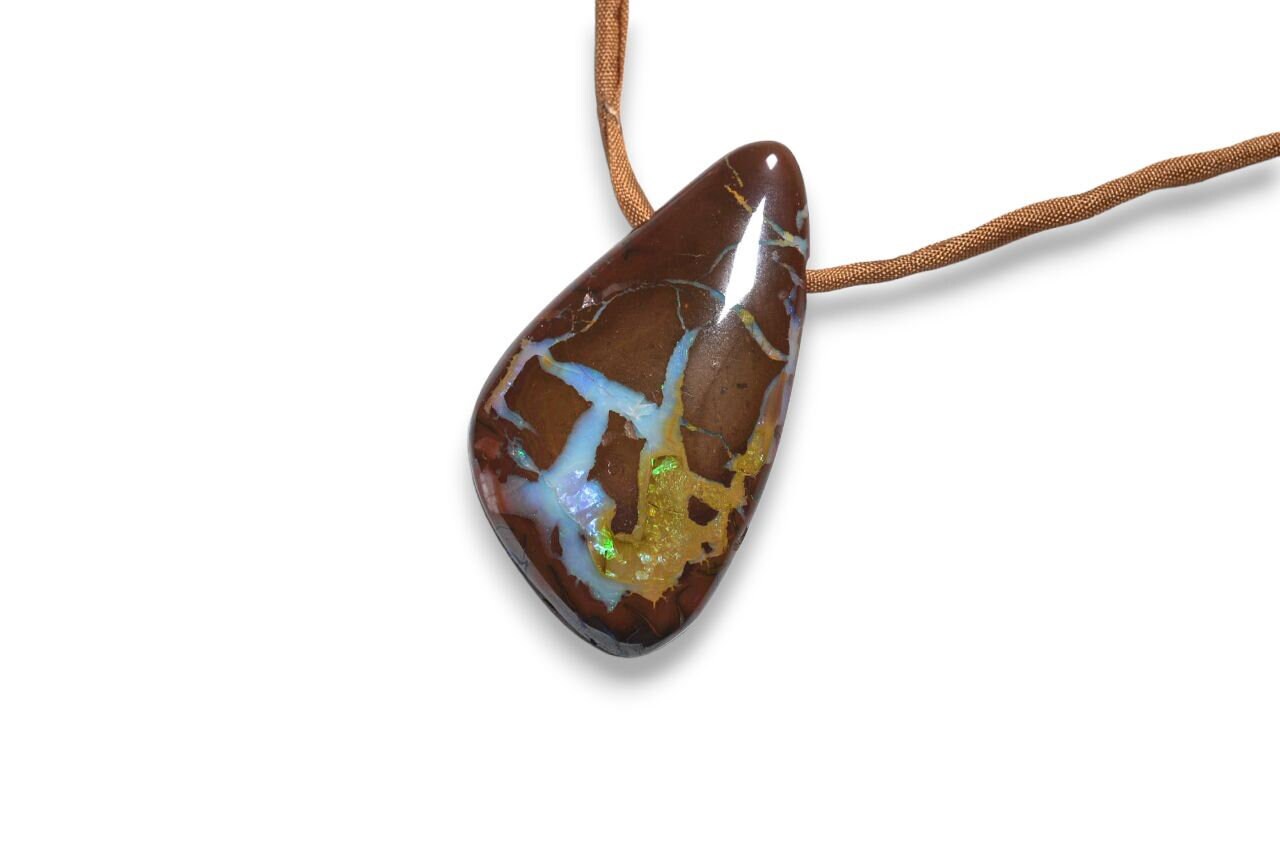 Opal Anhänger Gebohrt An Seidenband, Boulder Aus Australien Opal Anhänger Gebohrt An Seidenband, Boulder Aus Australien von SwankyElements
