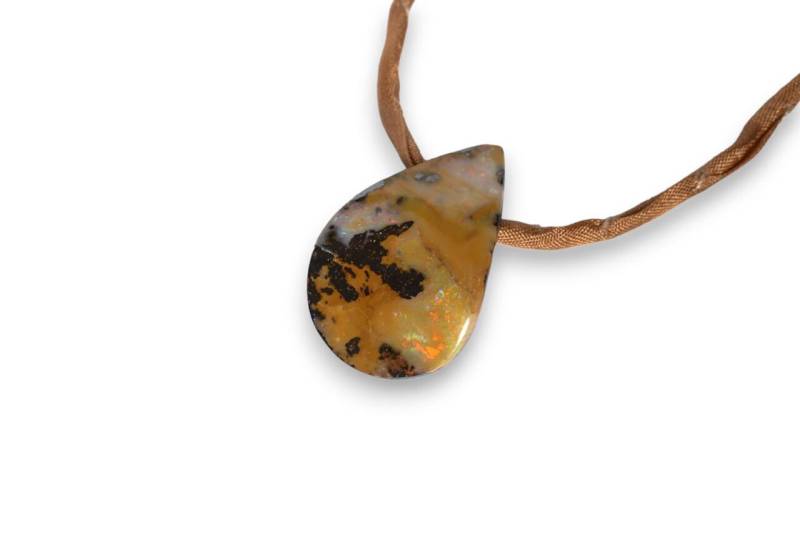 Opal Anhänger Gebohrt An Seidenband, Boulder Aus Australien Opal Anhänger Gebohrt An Seidenband, Boulder Aus Australien von SwankyElements